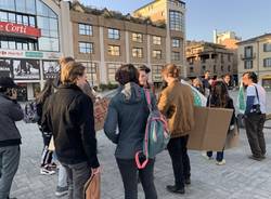 Giovani e cartelli colorati nel corteo di Fridays for Future a Varese