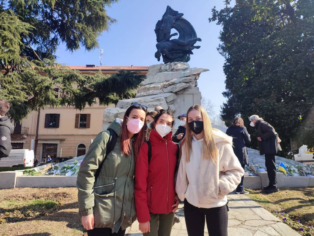 I giovani dell'ISIS e del Liceo Sereni di Luino in marcia