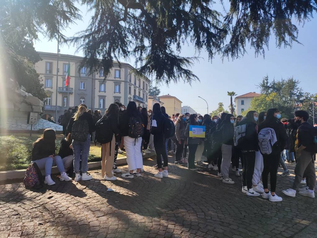 I giovani dell'ISIS e del Liceo Sereni di Luino in marcia