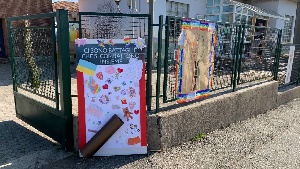 I messaggi di pace dei bambini della scuola elementare di Morosolo