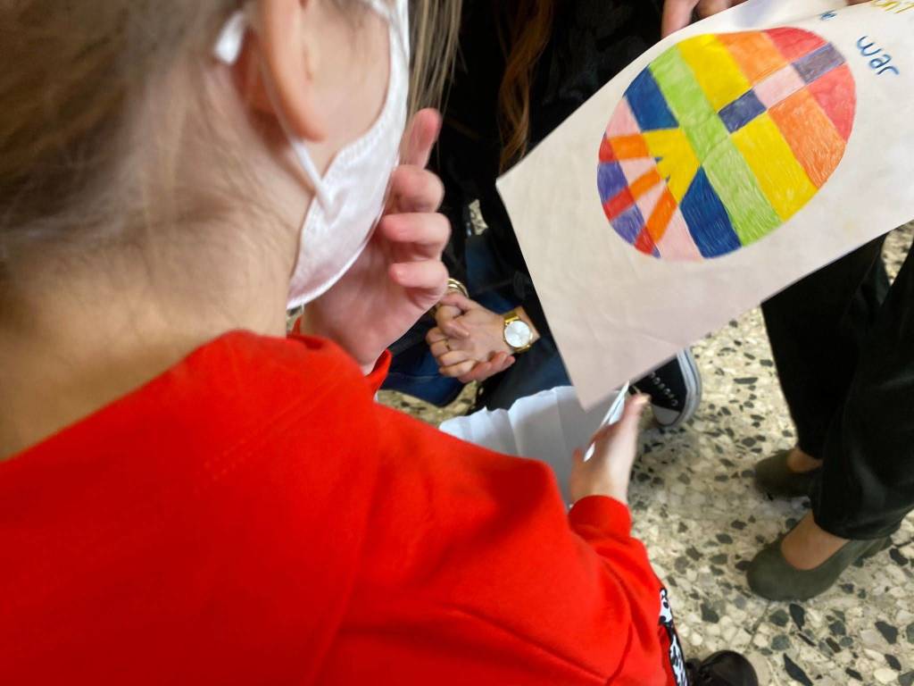 I primi kit di benvenuto a varese ai bambini del centro nai