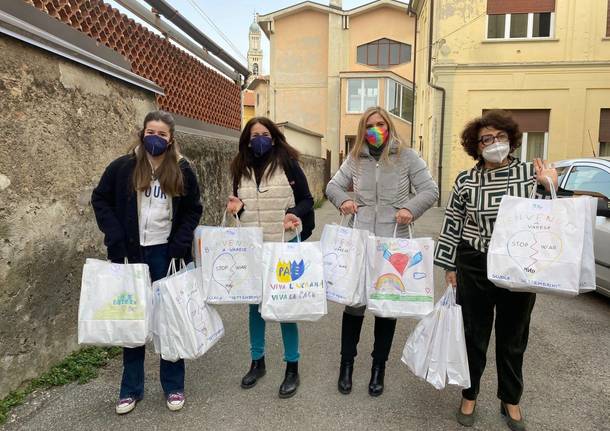 I primi kit di benvenuto a varese ai bambini del centro nai