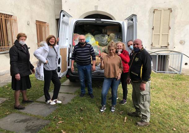 I tre furgoni in partenza da Comabbio verso l'Ucraina