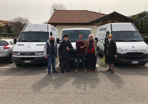 I tre furgoni in partenza da Comabbio verso l'Ucraina