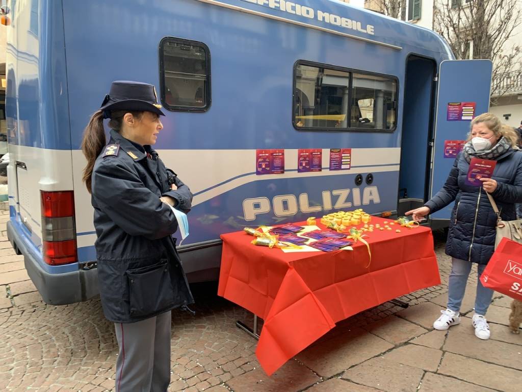 Il camper della Polizia a Varese per la giornata della Donna