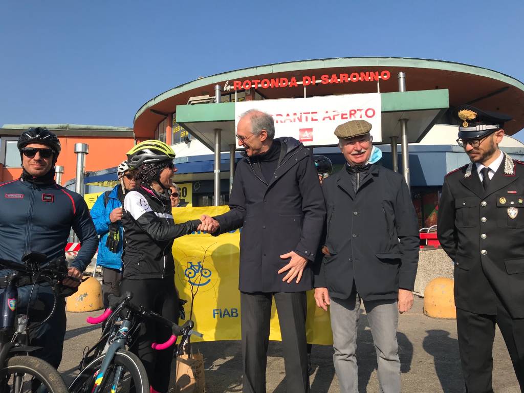 In bici da Stoccolma a Milano, Paola Gianotti fa tappa a Saronno