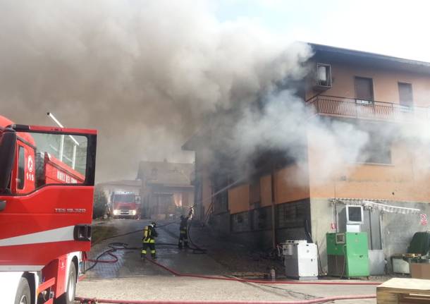 In fiamme una ditta a Caronno Varesino