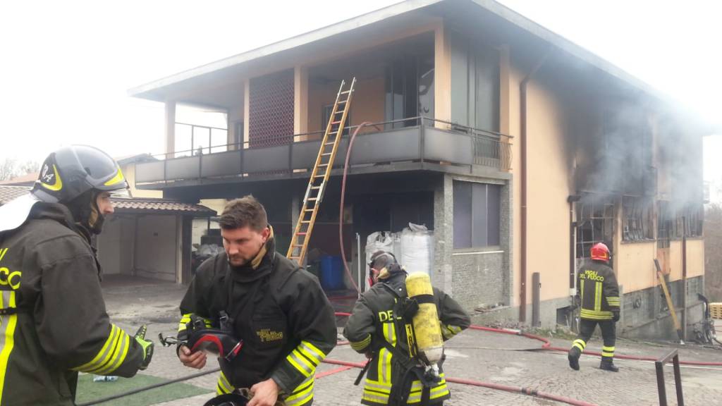 In fiamme una ditta a Caronno Varesino