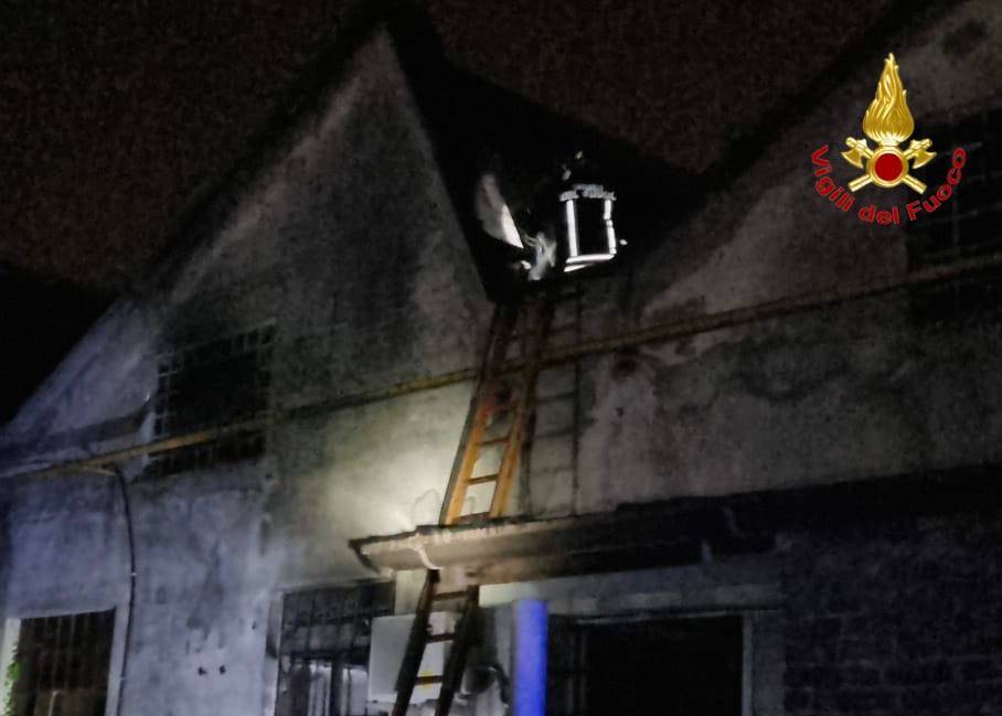 incendio tintoria busto arsizio vigili del fuoco notte