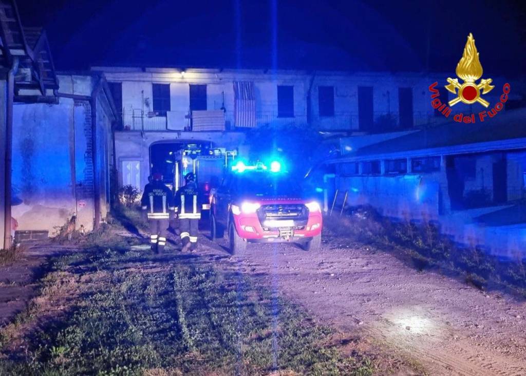 incendio tintoria busto arsizio vigili del fuoco notte