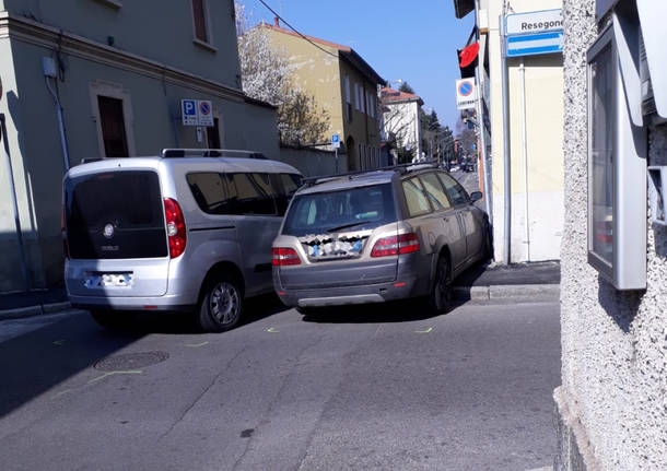 Scontro tra auto in via Bramante a Legnano