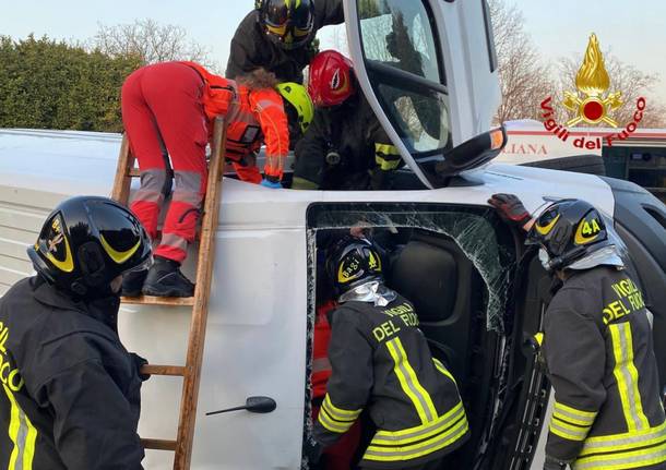 incidente ribaltamento furgone autostrada a8 vigili del fuoco