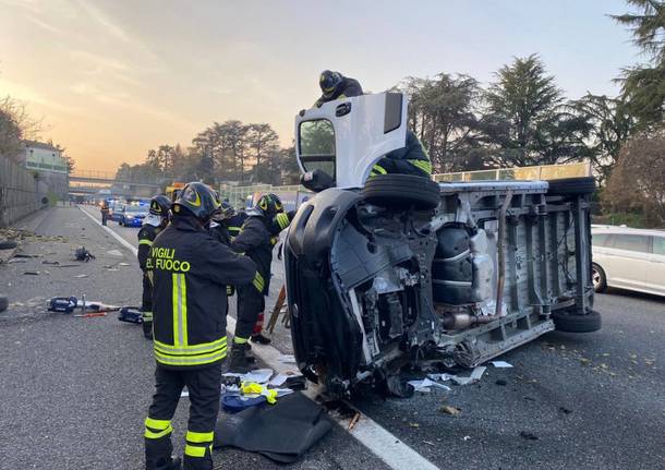 incidente ribaltamento furgone autostrada a8 vigili del fuoco