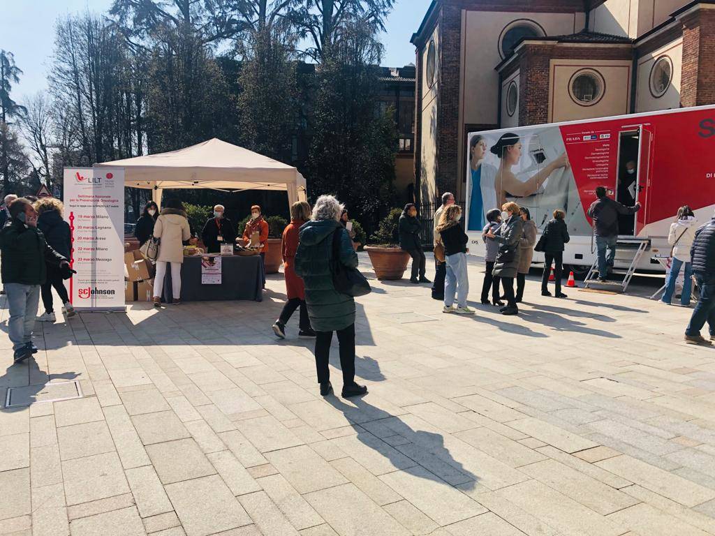 L’unità mobile della LILT in piazza San Magno a Legnano