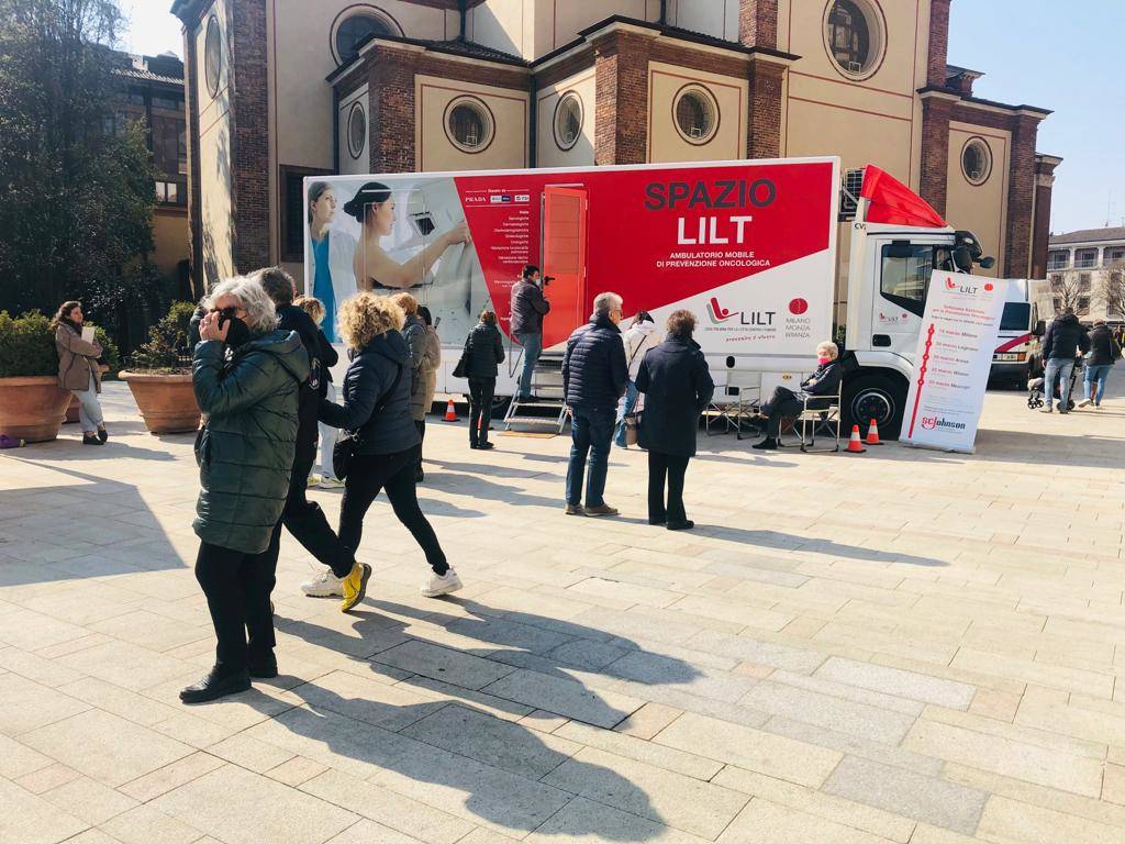 L’unità mobile della LILT in piazza San Magno a Legnano