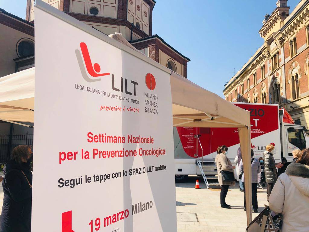 L’unità mobile della LILT in piazza San Magno a Legnano