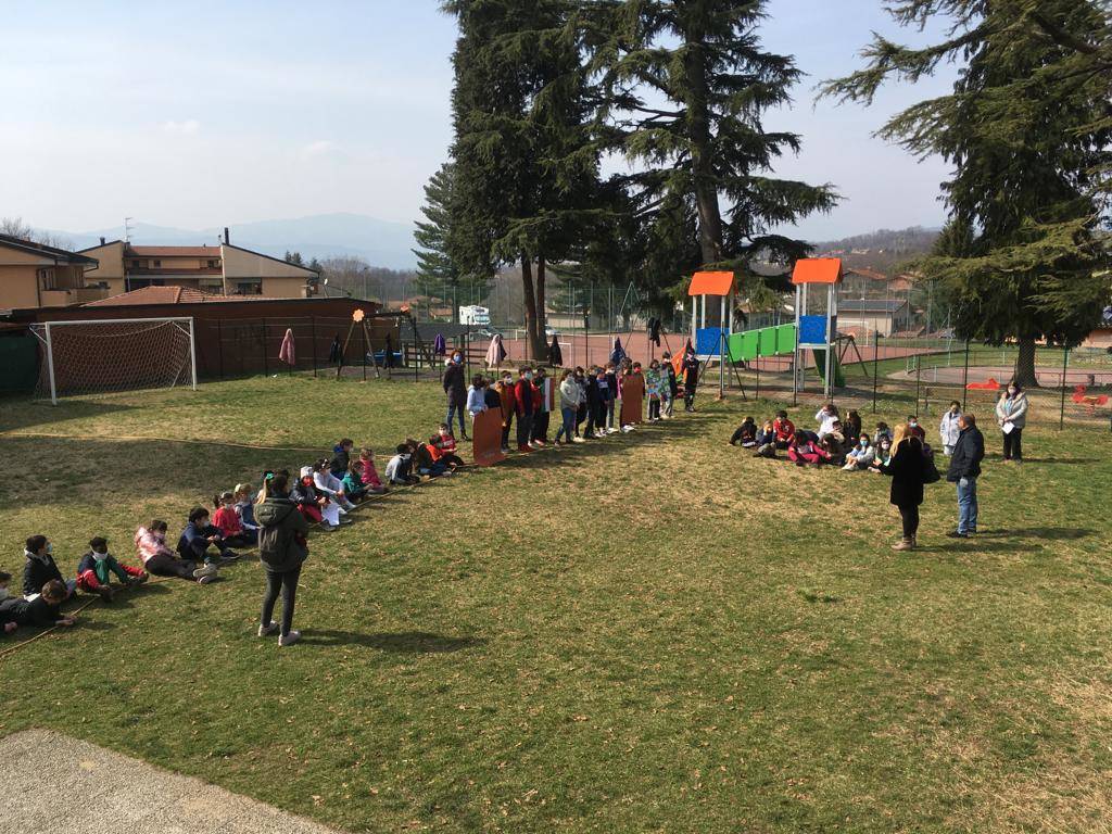 la bandiera della pace sventola a Bardello