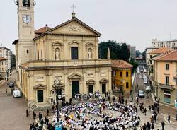 La piazza di Saronno si colora di un grande simbolo della pace umano