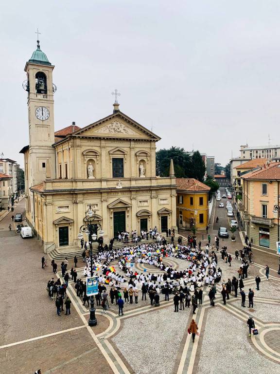 La piazza di Saronno si colora di un grande simbolo della pace umano