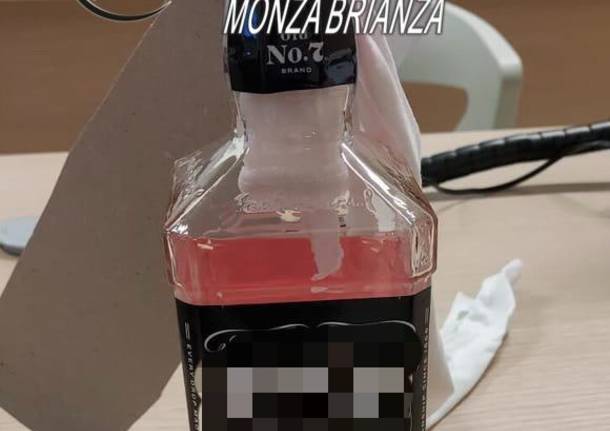 Lo pestano e minacciano anche la madre per estorcergli soldi. Arrestati dai Carabinieri