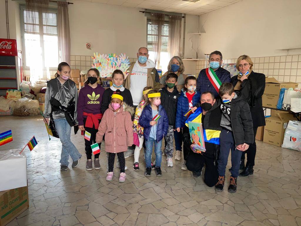 Migliaia di studenti del comprensivo "B.Luini" in marcia contro la guerra