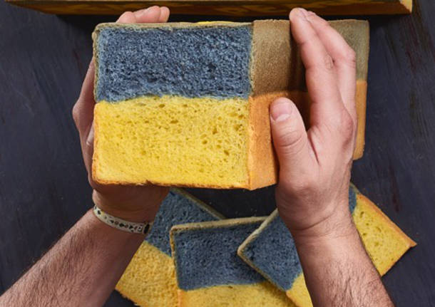 pane blu e giallo per la pace in Ucraina a Parabiago