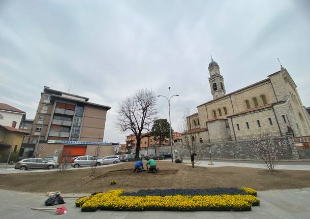 Piazza Biroldi si tinge dei colori della solidarietà con l'Ucraina