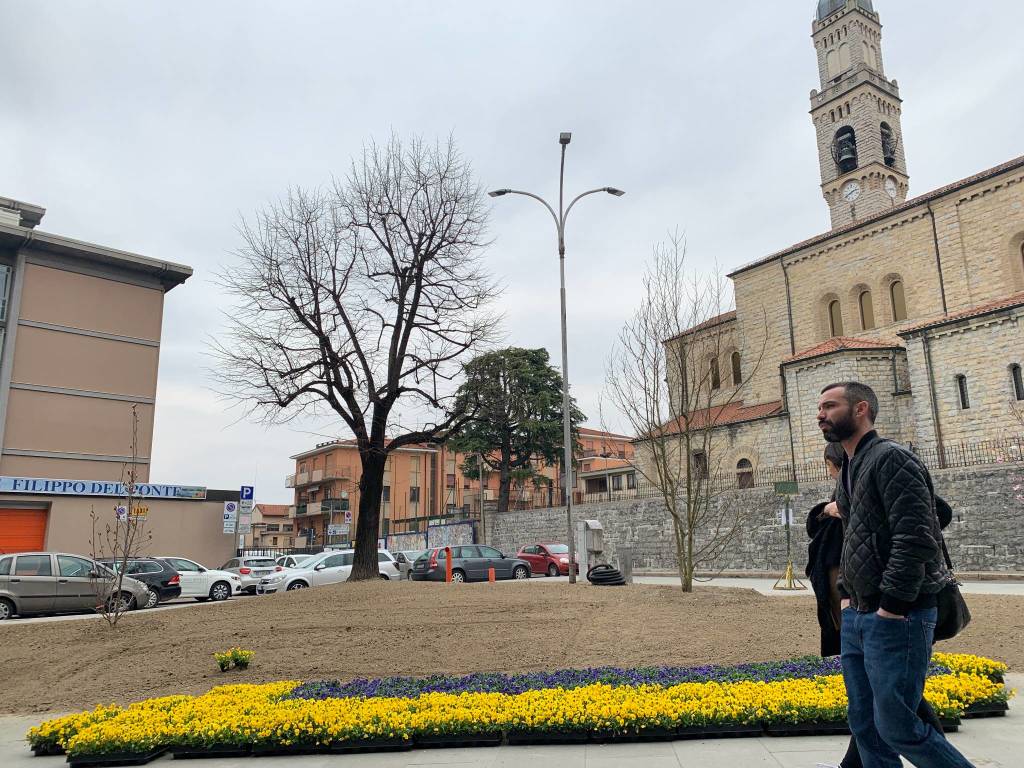 Piazza Biroldi si tinge dei colori della solidarietà con l'Ucraina