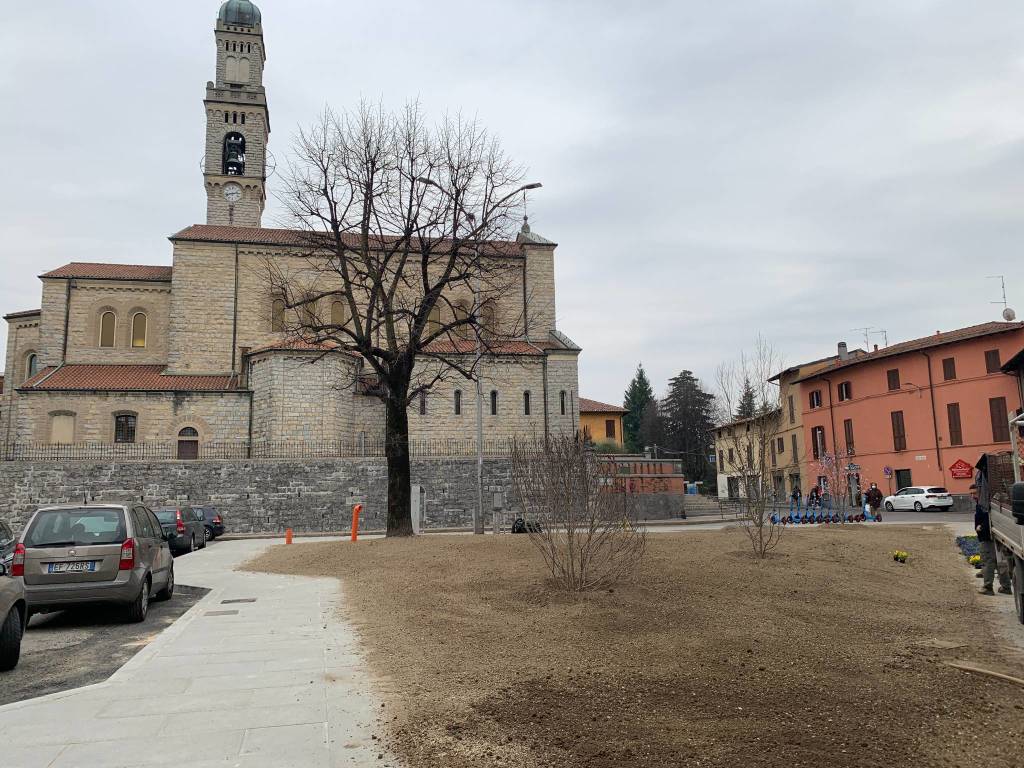 Piazza Biroldi si tinge dei colori della solidarietà con l'Ucraina
