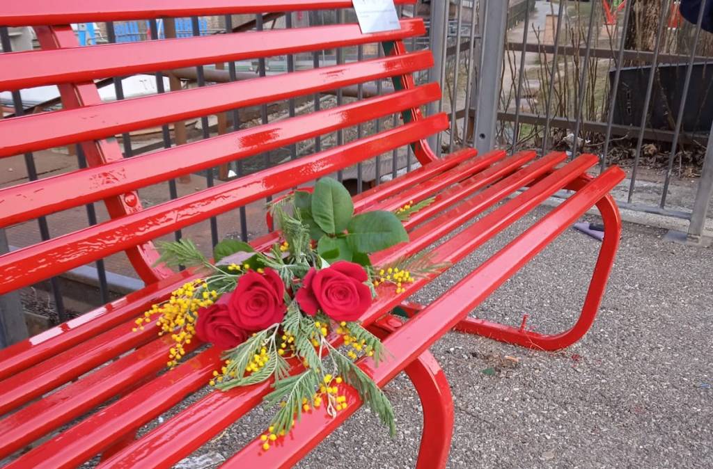 Porto Ceresio - Una panchina rossa per l'8 Marzo