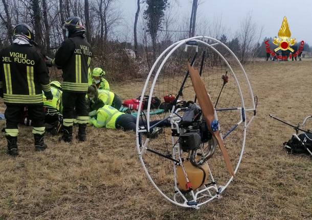 Precipita a Vergiate un parapendio a motore
