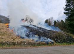 Principio di incendio a Cugliate Fabiasco lungo la strada che porta ai Sette Termini