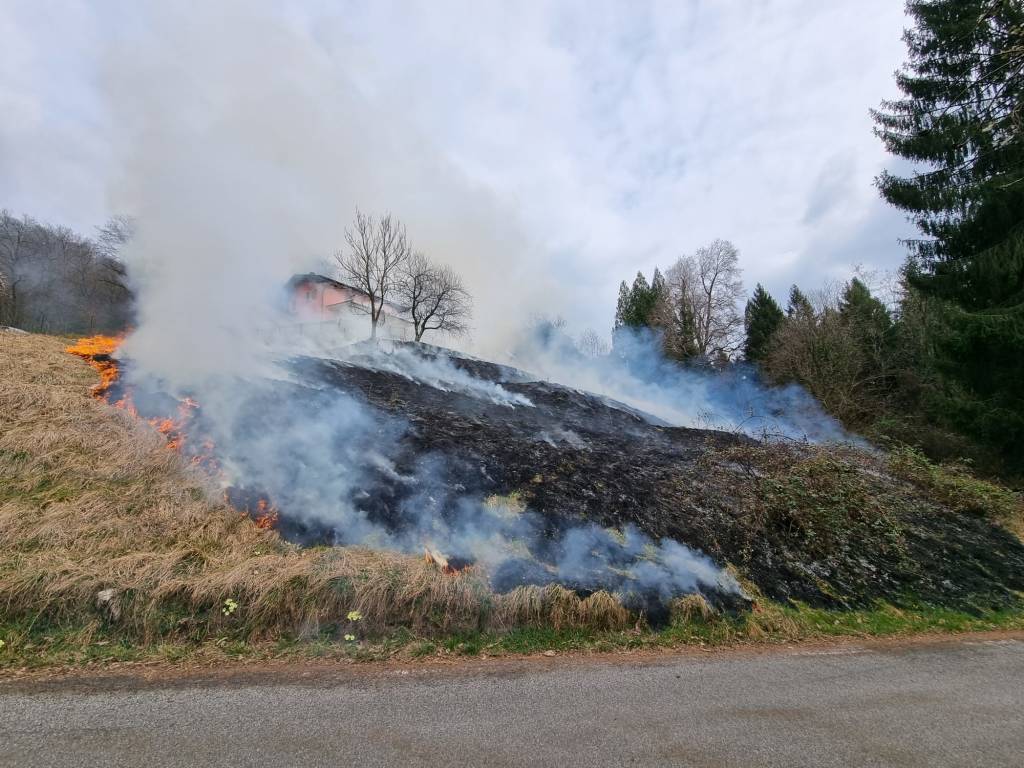 Principio di incendio a Cugliate Fabiasco lungo la strada che porta ai Sette Termini