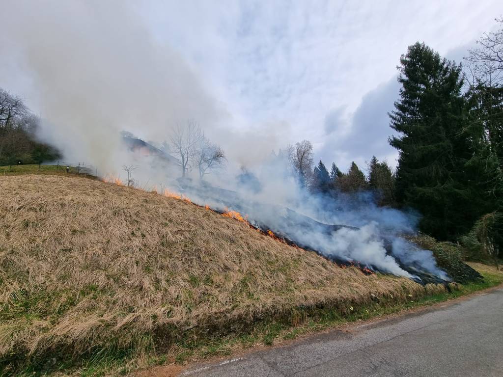 Principio di incendio a Cugliate Fabiasco lungo la strada che porta ai Sette Termini