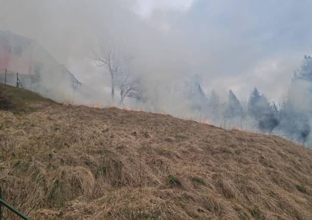 Incendio a Cugliate Fabiasco lungo la strada che sale ai Sette Termini