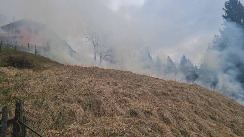 Principio di incendio a Cugliate Fabiasco lungo la strada che porta ai Sette Termini