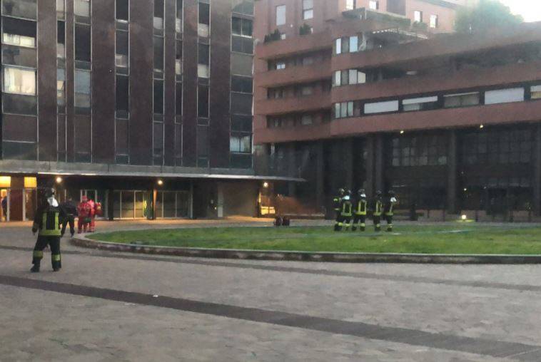 Soccorritori in azione in piazza Mochetti a Legnano