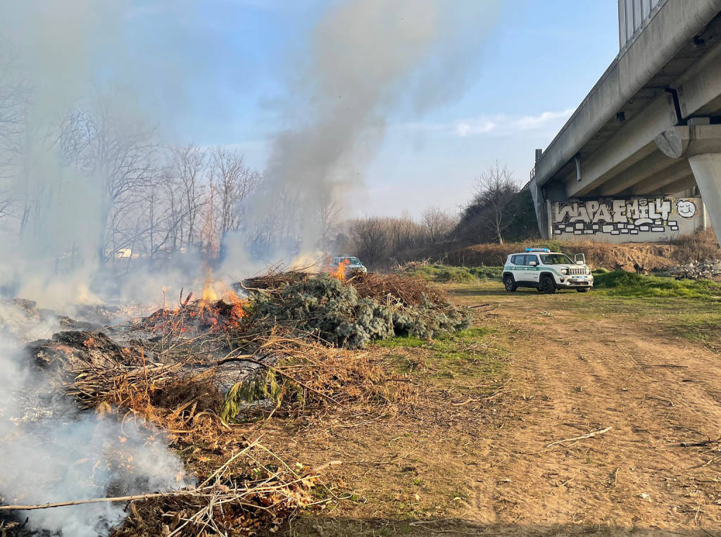 Sterpaglie a fuoco a bordo dell'autostrada ad Ossona