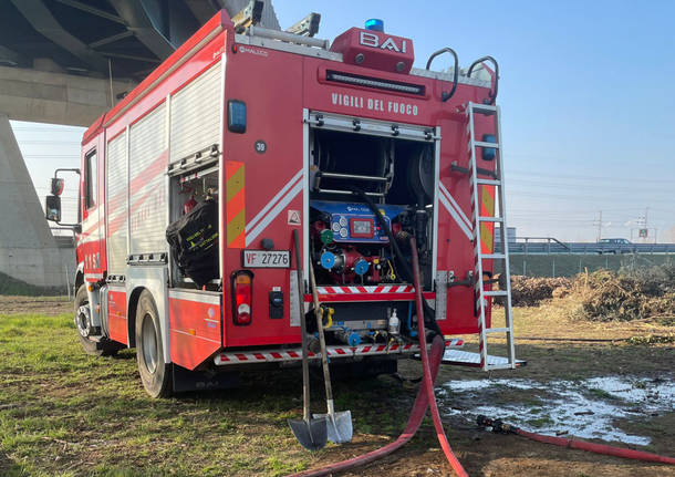 Sterpaglie a fuoco a bordo dell'autostrada ad Ossona