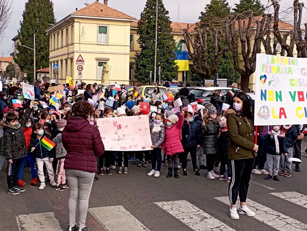 Tra disegni e canzoni, i bambini della primaria di Cislago manifestano per la pace in Ucraina
