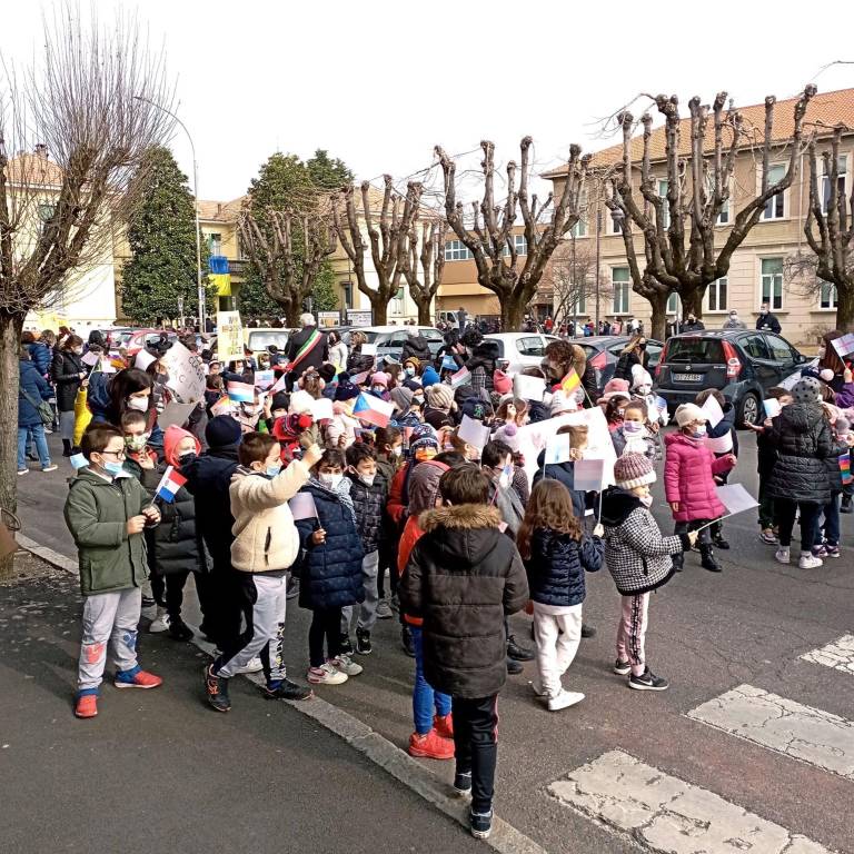 Tra disegni e canzoni, i bambini della primaria di Cislago manifestano per la pace in Ucraina