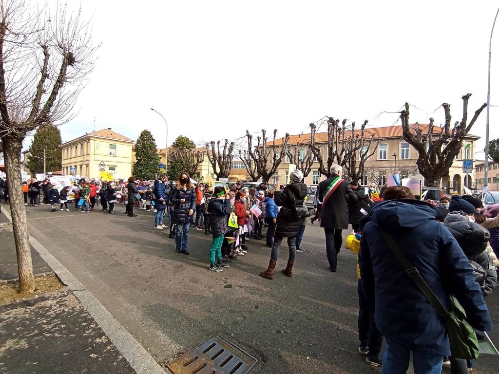 Tra disegni e canzoni, i bambini della primaria di Cislago manifestano per la pace in Ucraina