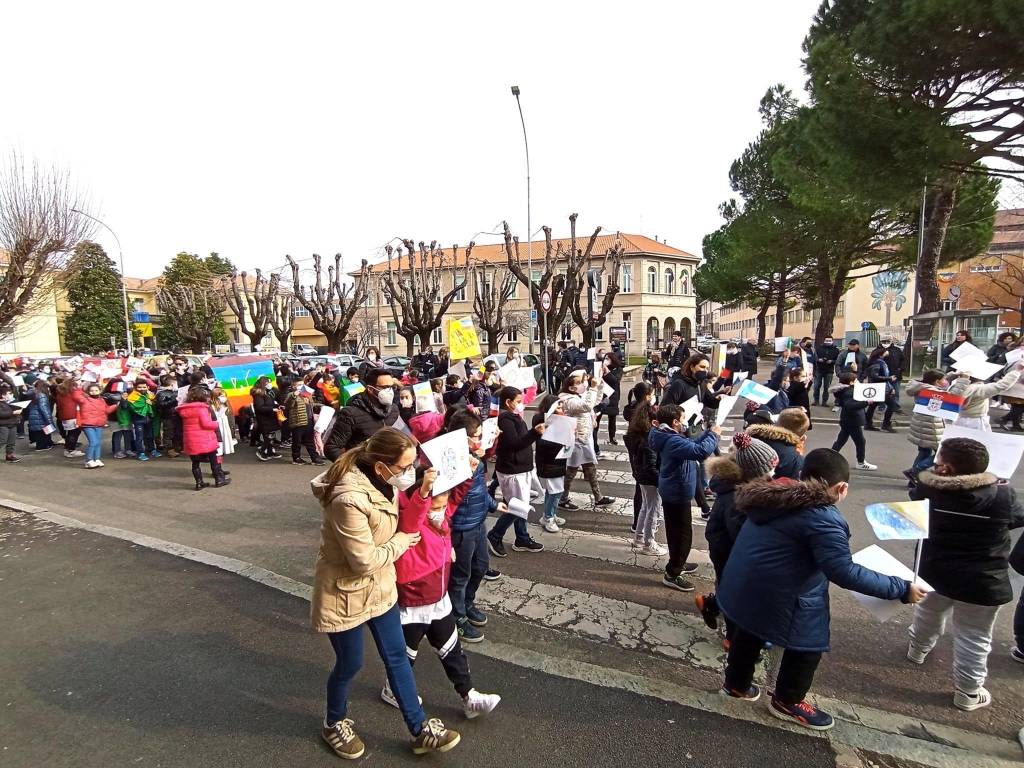 Tra disegni e canzoni, i bambini della primaria di Cislago manifestano per la pace in Ucraina