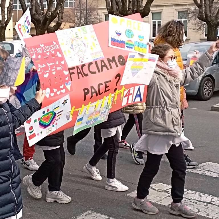 Tra disegni e canzoni, i bambini della primaria di Cislago manifestano per la pace in Ucraina