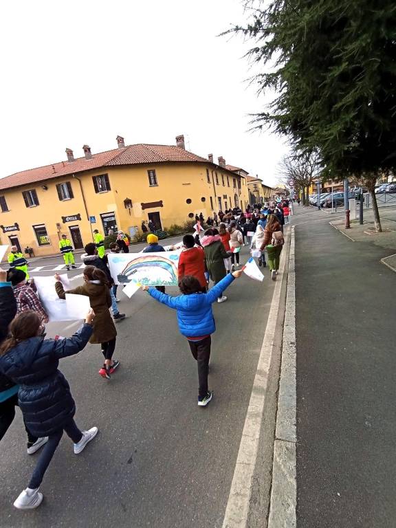 Tra disegni e canzoni, i bambini della primaria di Cislago manifestano per la pace in Ucraina