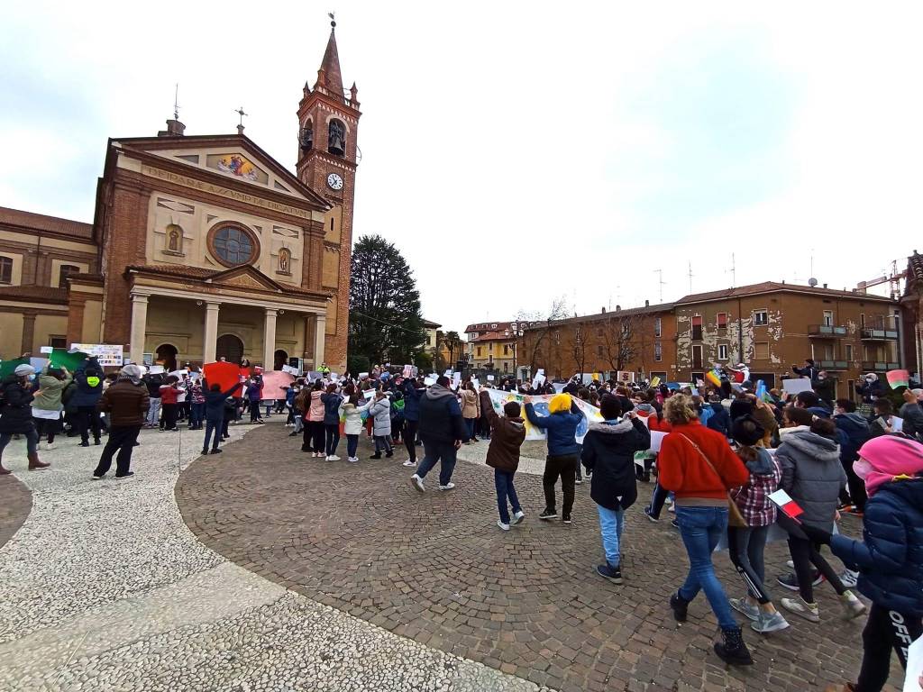 Tra disegni e canzoni, i bambini della primaria di Cislago manifestano per la pace in Ucraina