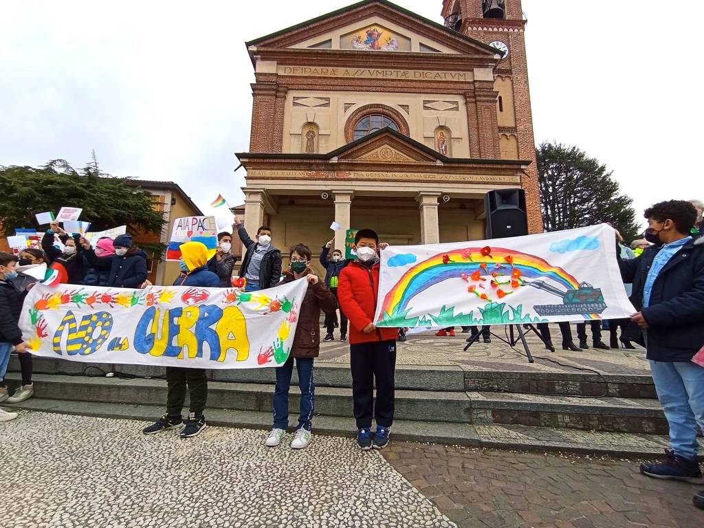 Tra disegni e canzoni, i bambini della primaria di Cislago manifestano per la pace in Ucraina