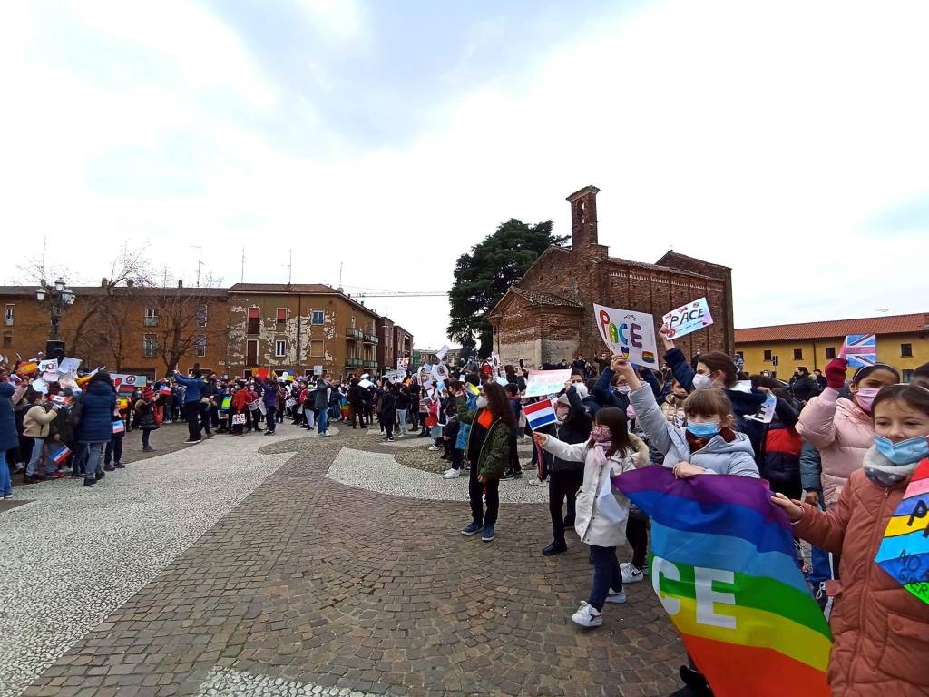 Tra disegni e canzoni, i bambini della primaria di Cislago manifestano per la pace in Ucraina