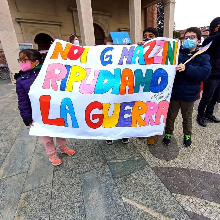 Tra disegni e canzoni, i bambini della primaria di Cislago manifestano per la pace in Ucraina