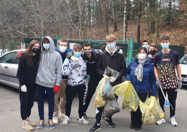 Gli studenti dell’Istituto Geymonat di Tradate puliscono gli spazi verdi della scuola